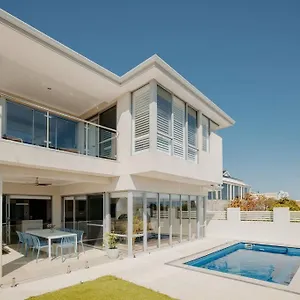 Above The Clouds By St Nicholas Holiday home Perth